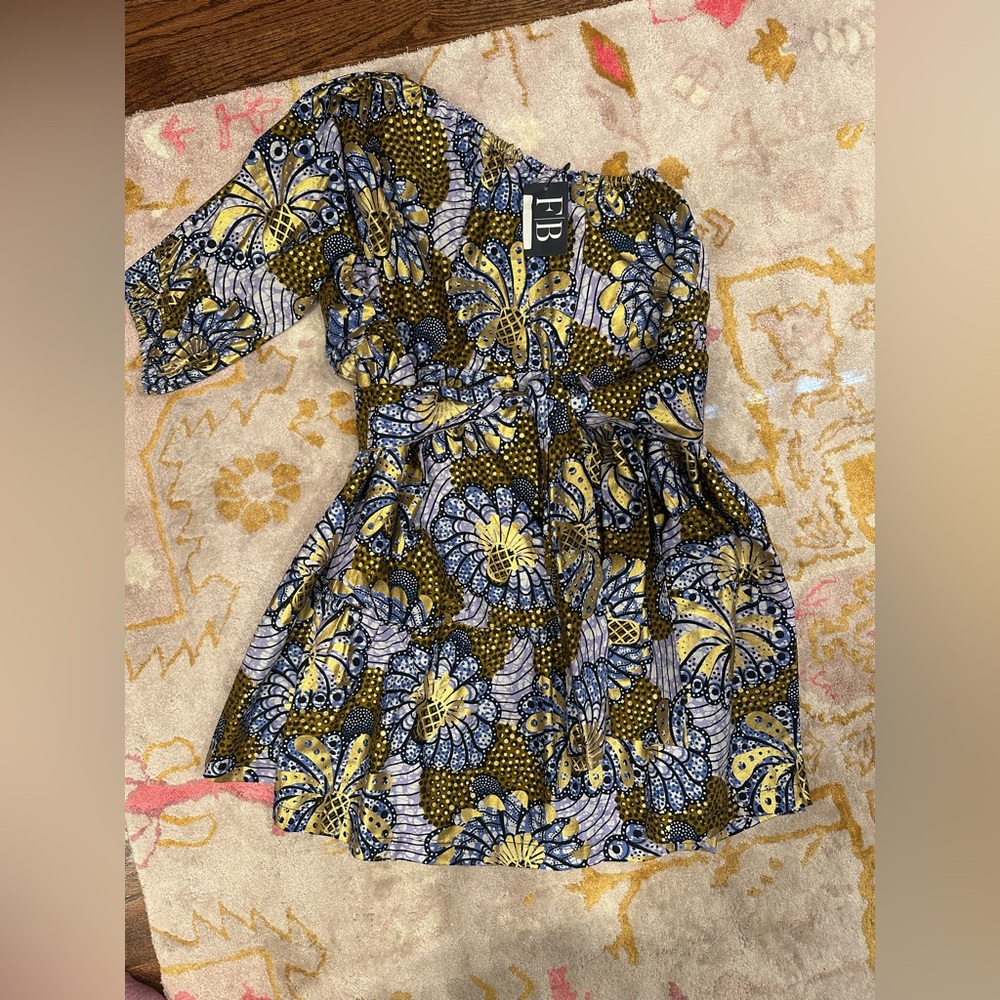 One shoulder women’s dress with pockets and tie belt. NWT